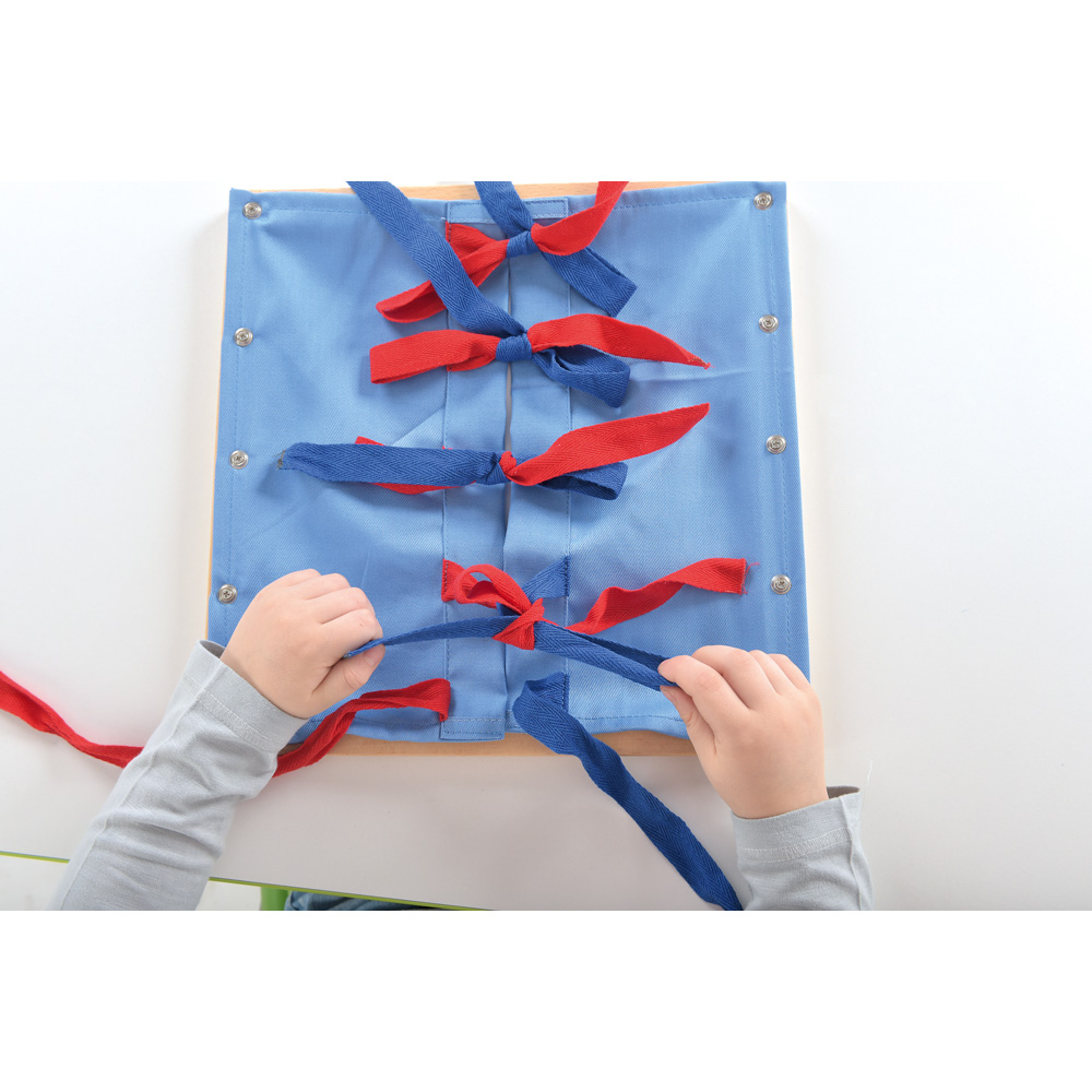 Pomůcka pro nácvik zavazování tkaniček