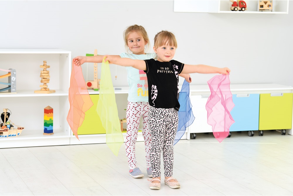 Děti ve školce se stuhami na tancování